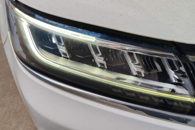 Used Roewe RX5 2018 20T Two-Wheel Drive Manual Internet Elite Edition Right Front Headlight