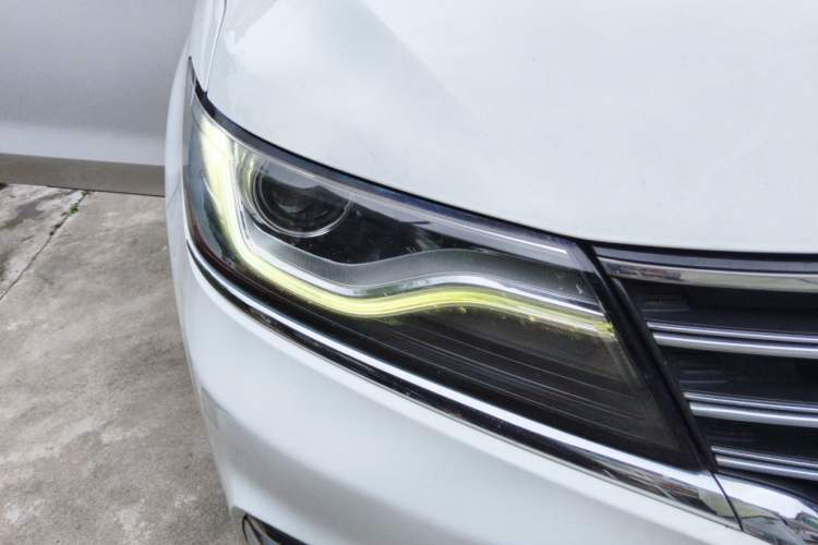 Used Roewe RX5 2018 20T Two-Wheel Drive Manual Internet Smart Edition Right Front Headlight
