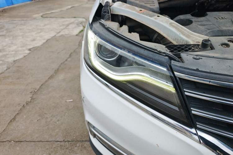 Used Roewe RX5 2018 20T Two-Wheel Drive Manual Internet Smart Edition Right Front Headlight