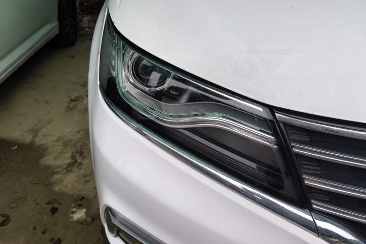 Used Roewe RX5 2018 20T Two-Wheel Drive Automatic Internet Smart Edition Right Front Headlight