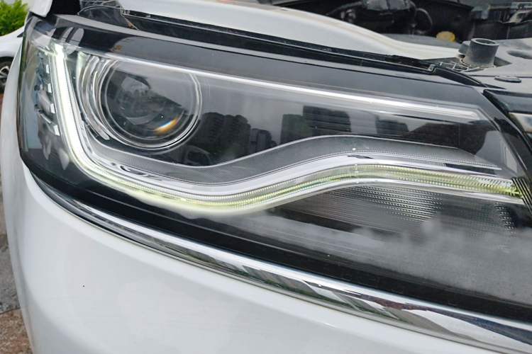 Used Roewe RX5 2018 20T Two-Wheel Drive Automatic Flagship Edition Right Front Headlight