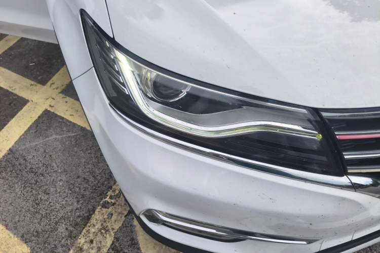 Used Roewe RX5 2018 20T Two-Wheel Drive Manual Flagship Edition Right Front Headlight