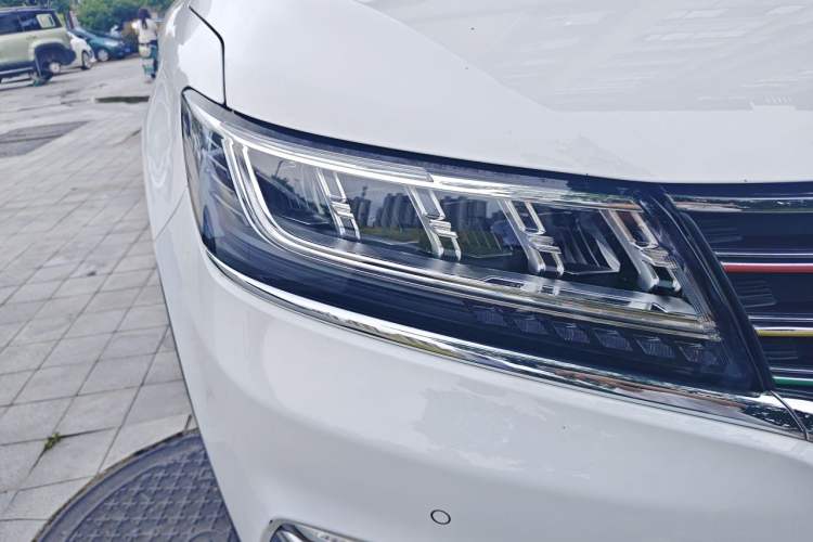 Used Roewe RX5 2018 20T Two-Wheel Drive Automatic Internet Smart Edition Right Front Headlight