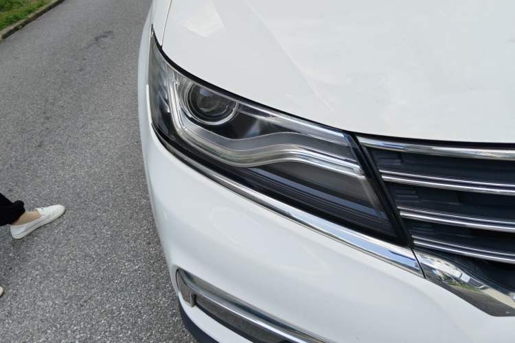 Used Roewe RX5 2018 20T Two-Wheel Drive Automatic Internet Smart Edition Right Front Headlight
