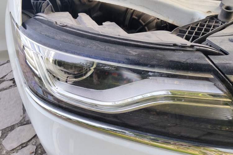 Used Roewe RX5 2018 20T Two-Wheel Drive Manual Internet Smart Edition Right Front Headlight