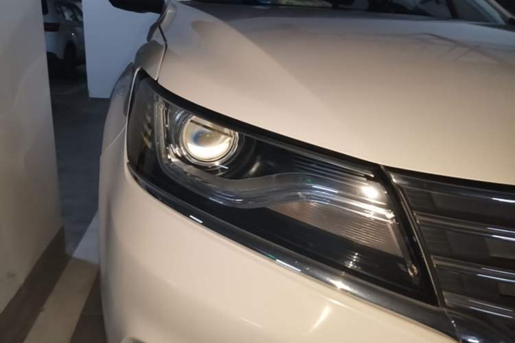 Used Roewe RX5 2018 20T Two-Wheel Drive Automatic Flagship Edition Right Front Headlight