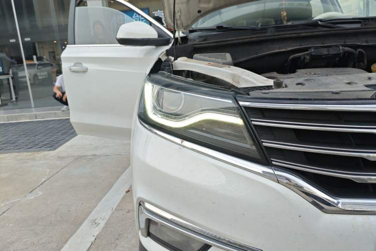 Used Roewe RX5 2018 20T Two-Wheel Drive Automatic Flagship Edition Right Front Headlight