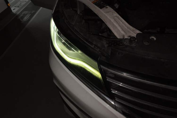 Used Roewe RX5 2018 20T Two-Wheel Drive Manual Flagship Edition Right Front Headlight