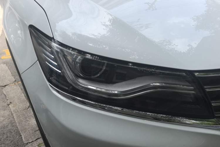 Used Roewe RX5 2018 20T Two-Wheel Drive Manual Internet Smart Edition Right Front Headlight