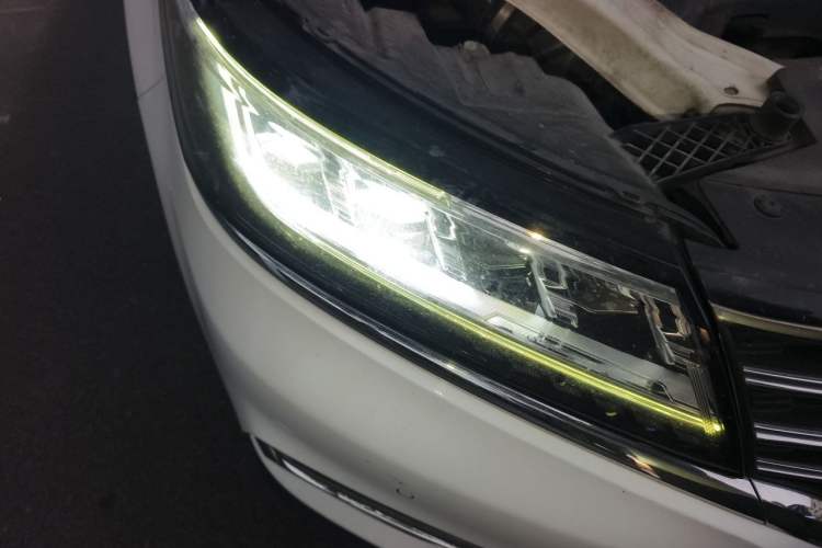 Used Roewe RX5 2018 20T Two-Wheel Drive Manual Internet Elite Edition Right Front Headlight