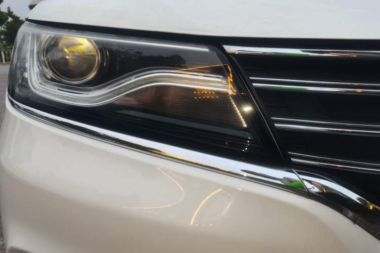 Used Roewe RX5 2018 20T Two-Wheel Drive Manual Flagship Edition Right Front Headlight