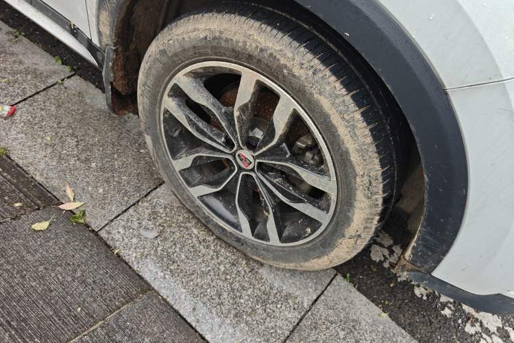 Used Roewe RX5 2018 20T Two-Wheel Drive Automatic Internet Smart Edition Right Front Wheel Hub