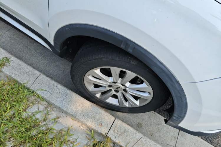 Used Roewe RX5 2018 20T Two-Wheel Drive Automatic Flagship Edition Right Front Wheel Hub