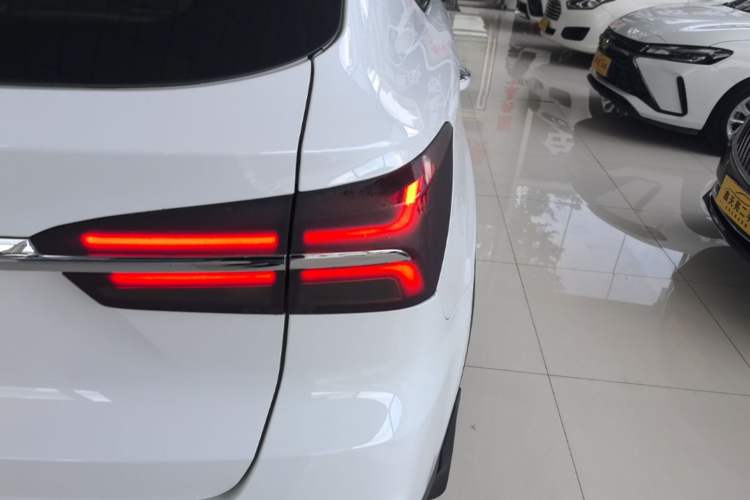 Used Roewe RX5 2018 20T Two-Wheel Drive Manual Internet Smart Edition Right Rear Taillight