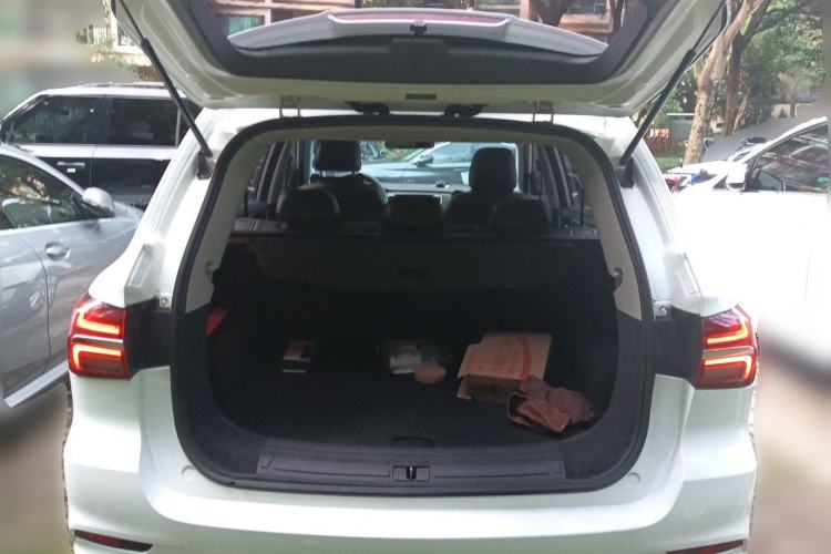 Used Roewe RX5 2018 20T Two-Wheel Drive Automatic Internet Smart Edition Trunk