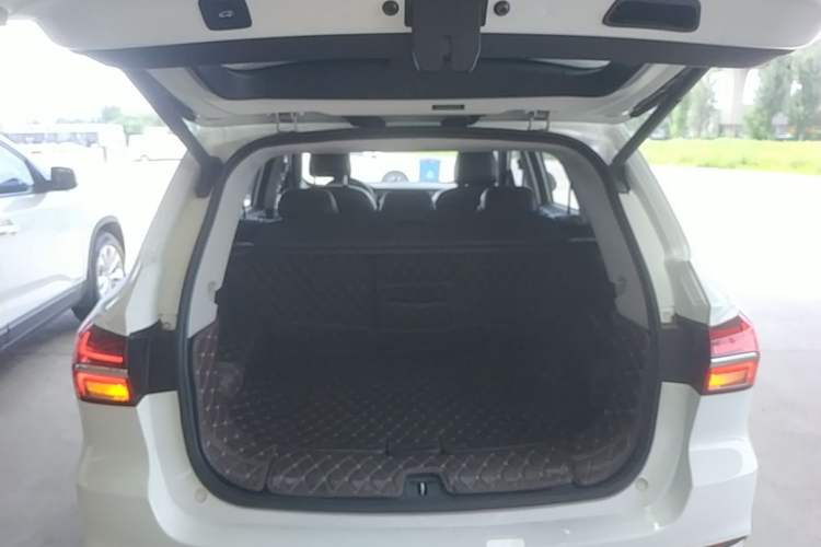 Used Roewe RX5 2018 20T Two-Wheel Drive Automatic Internet Smart Edition Trunk