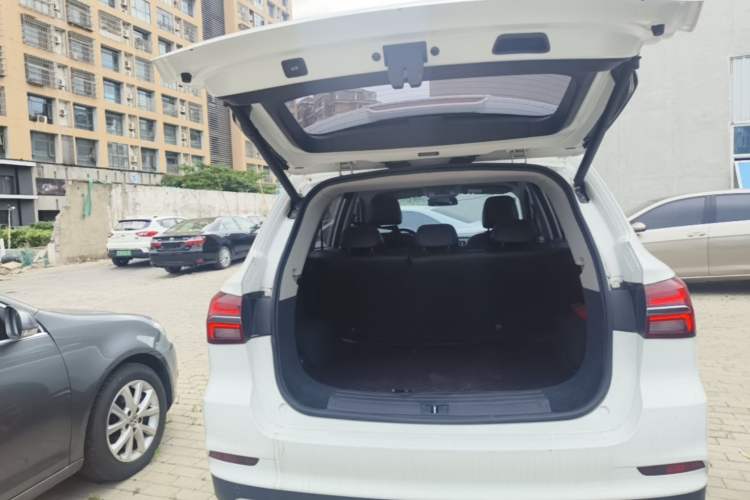 Used Roewe RX5 2018 20T Two-Wheel Drive Automatic Internet Smart Edition Trunk
