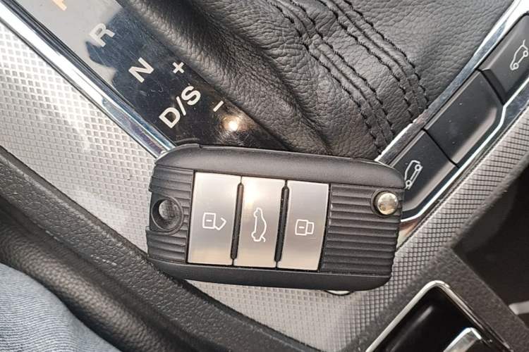 Used Roewe RX5 2018 20T Two-Wheel Drive Automatic Internet Smart Luxury Edition Vehicle Key
