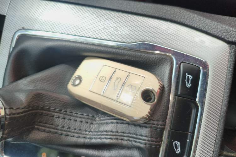 Used Roewe RX5 2018 30T Two-Wheel Drive Automatic Internet Platinum Edition Vehicle Key