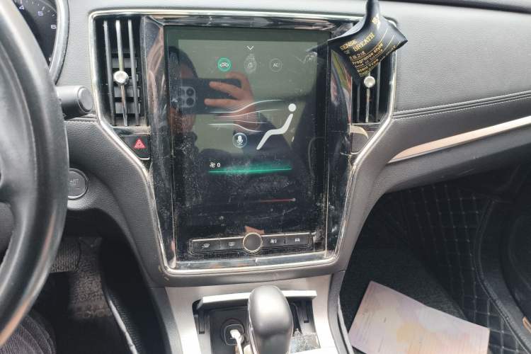 Used Roewe RX5 2019 20T Two-Wheel Drive Automatic 4G Connected Platinum Edition Audio And AC Panel