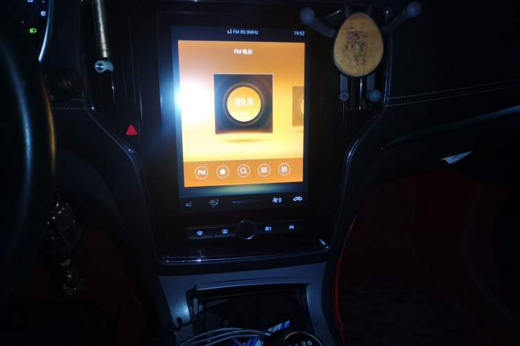 Used Roewe RX5 2019 20T Two-Wheel Drive Manual 4G Connect Platinum Edition Audio And AC Panel