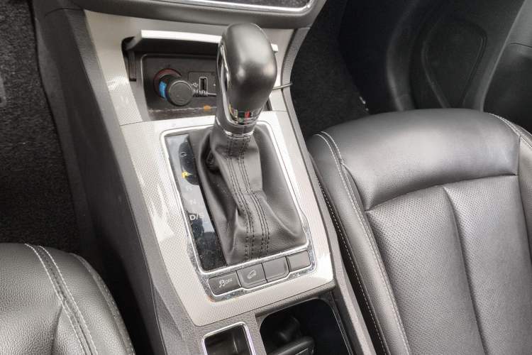 Used Roewe RX5 2019 20T Two-Wheel Drive Automatic 4G Connected Platinum Edition Gear Lever