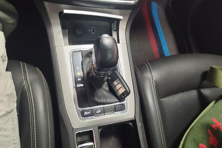 Used Roewe RX5 2019 20T Two-Wheel Drive Automatic 4G Connected Platinum Edition Gear Lever