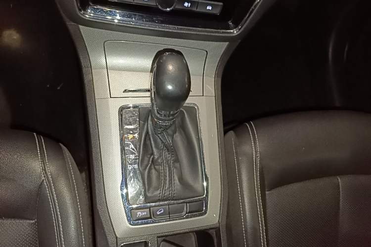 Used Roewe RX5 2019 20T Two-Wheel Drive Automatic 4G Connected Platinum Edition Gear Lever