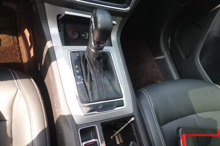 Used Roewe RX5 2019 20T Two-Wheel Drive Automatic Ali Smart Connectivity Platinum Edition Gear Lever