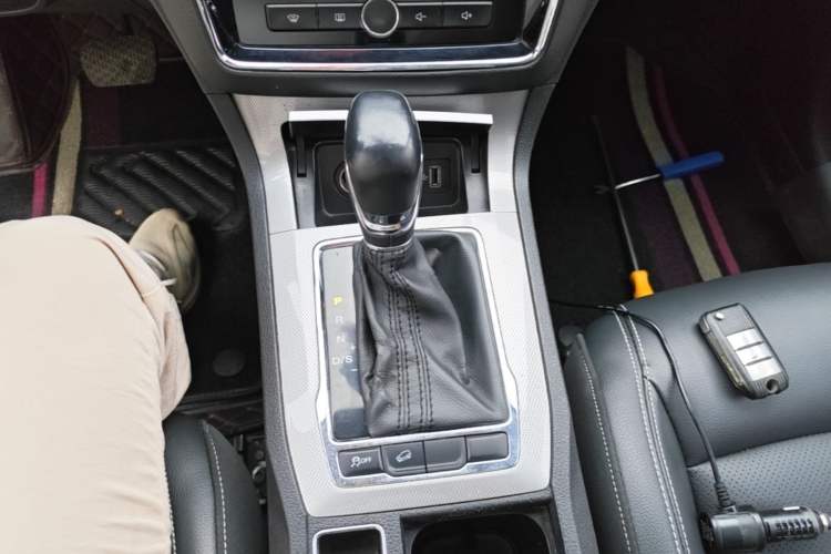 Used Roewe RX5 2019 20T Two-Wheel Drive Automatic Ali Smart Connectivity Platinum Edition Gear Lever