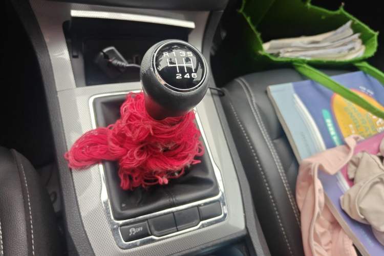 Used Roewe RX5 2019 20T Two-Wheel Drive Manual 4G Connect Platinum Edition Gear Lever