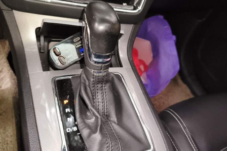Used Roewe RX5 2019 20T Two-Wheel Drive Automatic 4G Connected Platinum Edition Gear Lever