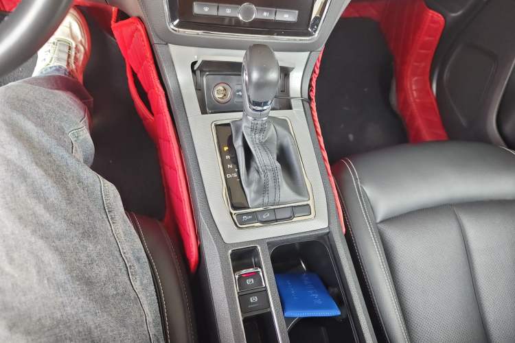 Used Roewe RX5 2019 20T Two-Wheel Drive Automatic 4G Connected Platinum Edition Gear Lever