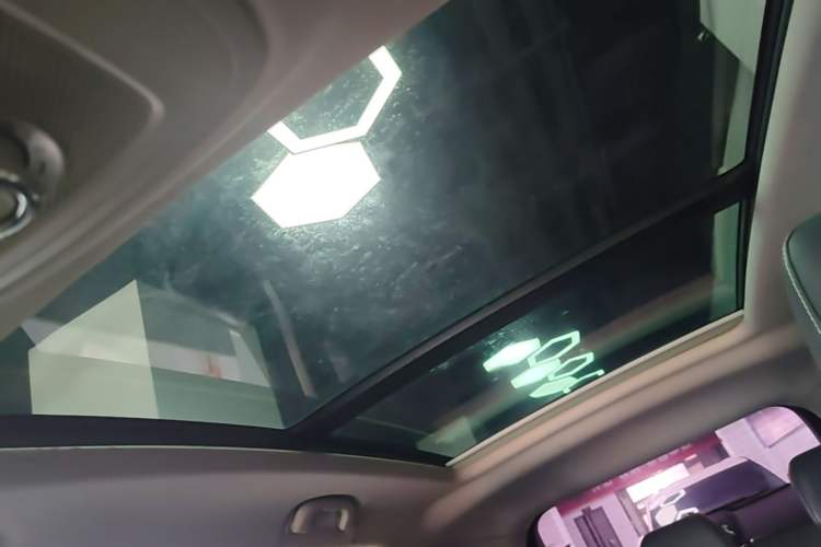 Used Roewe RX5 2019 20T Two-Wheel Drive Automatic 4G Connected Platinum Edition Headliner