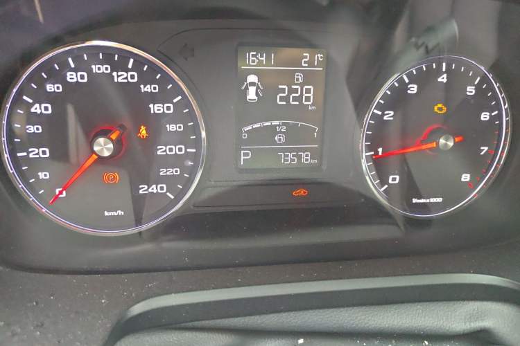 Used Roewe RX5 2019 20T Two-Wheel Drive Automatic Ali Smart Connectivity Platinum Edition Odometer Close Up