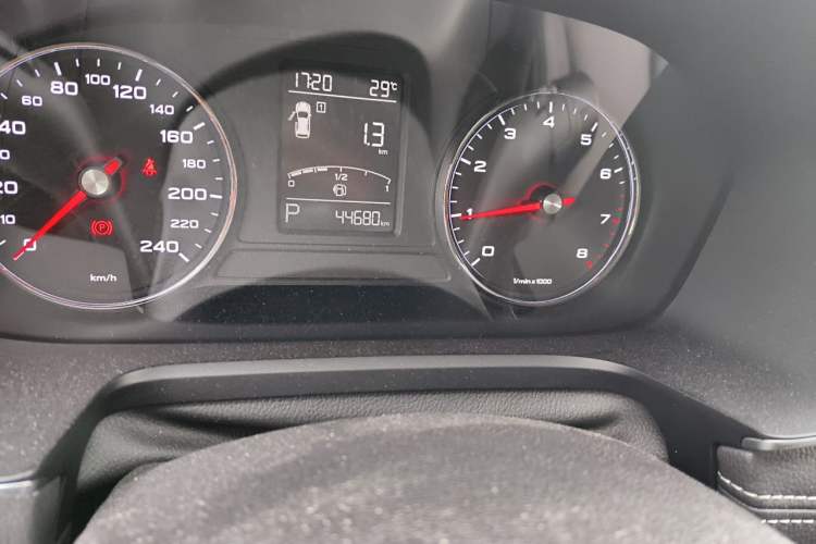 Used Roewe RX5 2019 20T Two-Wheel Drive Automatic 4G Connected Platinum Edition Odometer Close Up