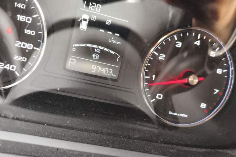 Used Roewe RX5 2019 20T Two-Wheel Drive Automatic 4G Connected Platinum Edition Odometer Close Up