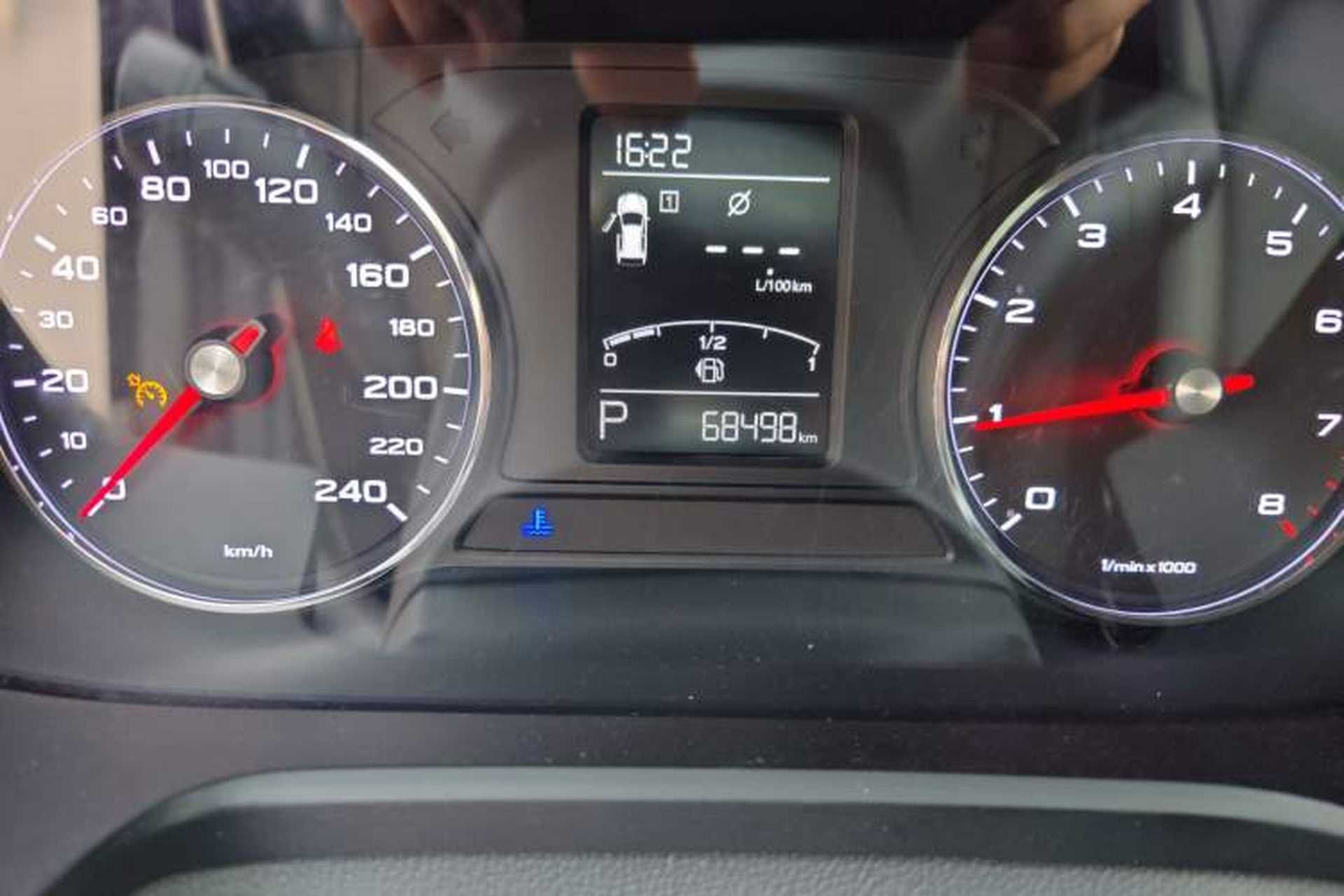 Used Roewe RX5 2019 20T Two-Wheel Drive Automatic 4G Connected Platinum Edition Odometer Close Up