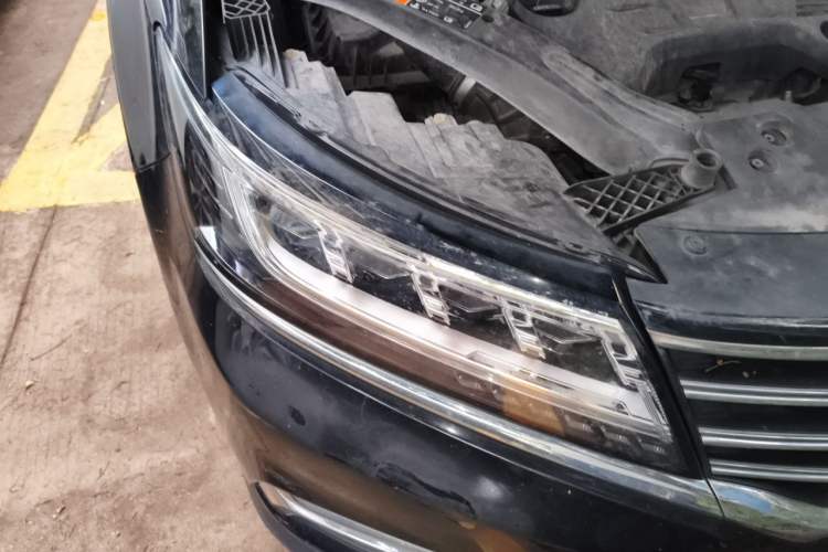 Used Roewe RX5 2019 20T Two-Wheel Drive Automatic 4G Connected Platinum Edition Right Front Headlight