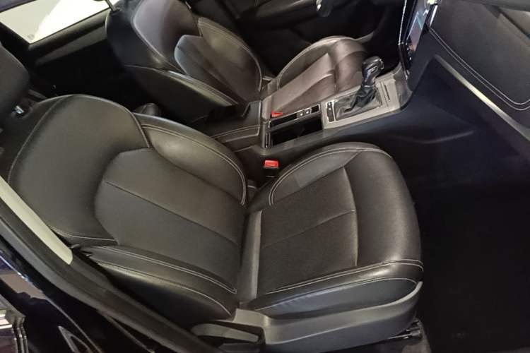 Used Roewe RX5 2019 20T Two-Wheel Drive Automatic 4G Connected Platinum Edition Right Front Seat