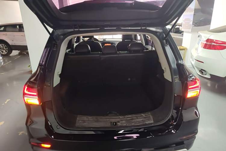 Used Roewe RX5 2019 20T Two-Wheel Drive Automatic 4G Connected Platinum Edition Trunk