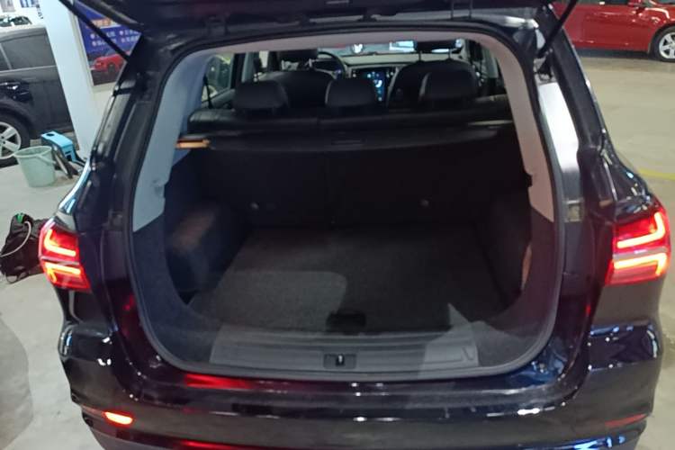 Used Roewe RX5 2019 20T Two-Wheel Drive Automatic 4G Connected Platinum Edition Trunk