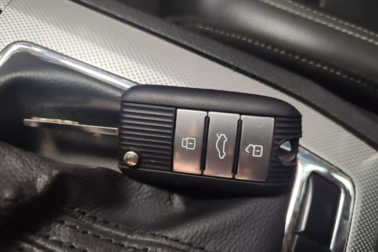 Used Roewe RX5 2019 20T Two-Wheel Drive Automatic 4G Connected Platinum Edition Vehicle Key