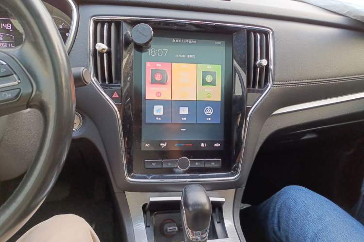 Used Roewe RX5 2019 20T Two-Wheel Drive Automatic 4G Connected Platinum Edition Audio And AC Panel