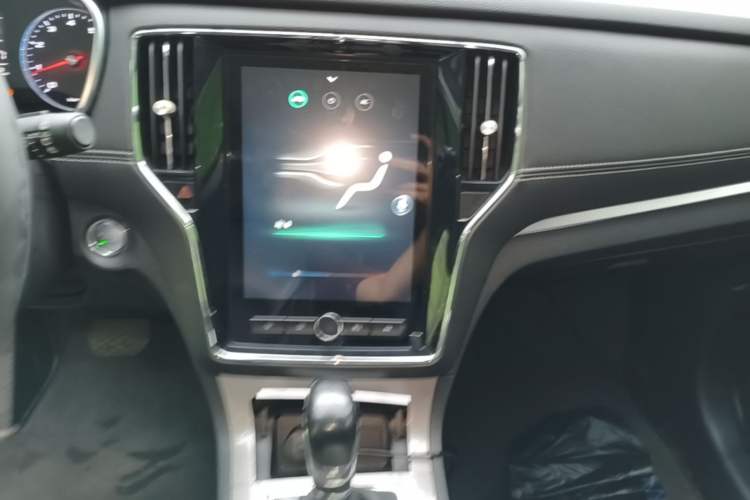 Used Roewe RX5 2019 20T Two-Wheel Drive Automatic 4G Connected Platinum Edition Audio And AC Panel