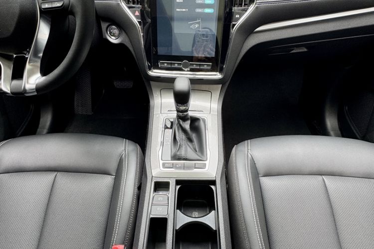 Used Roewe RX5 2019 20T Two-Wheel Drive Automatic Ali Smart Connectivity Platinum Edition Audio And AC Panel