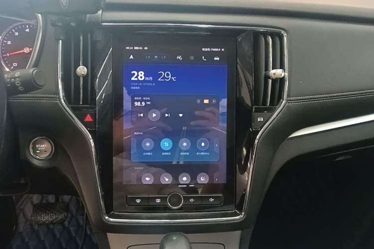 Used Roewe RX5 2019 20T Two-Wheel Drive Automatic Ali Smart Connectivity Platinum Edition Audio And AC Panel