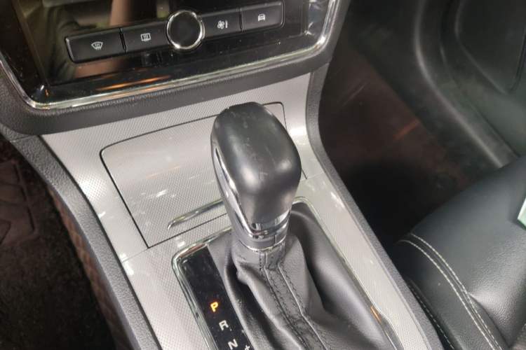 Used Roewe RX5 2019 20T Two-Wheel Drive Automatic 4G Connected Platinum Edition Gear Lever