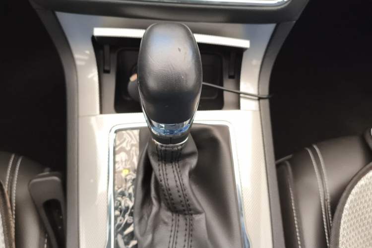 Used Roewe RX5 2019 20T Two-Wheel Drive Automatic 4G Connected Platinum Edition Gear Lever