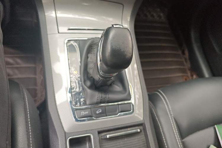Used Roewe RX5 2019 20T Two-Wheel Drive Automatic 4G Connected Platinum Edition Gear Lever